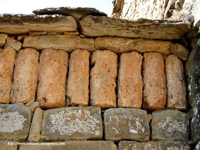 DETALLE DE LOS BAQUETONES TALLADOS EN PIEDRA TOBA